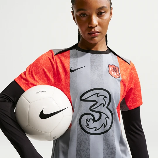 Zdjęcie produktu Damska przedmeczowa koszulka piłkarska z krótkim rękawem Nike Dri-FIT Chelsea F.C. Academy Pro SE - Szary