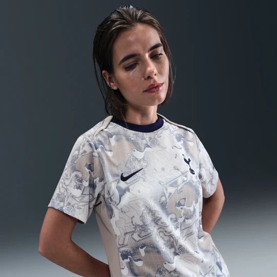 Zdjęcie produktu Damska przedmeczowa koszulka piłkarska z krótkim rękawem Nike Dri-FIT Tottenham Hotspur Academy Pro (wersja domowa) - Biel