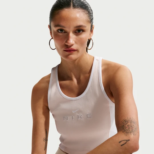 Zdjęcie produktu Damska przylegająca koszulka bez rękawów z grafiką Nike - Biel