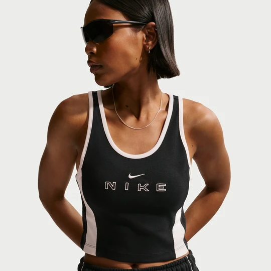 Zdjęcie produktu Damska przylegająca koszulka bez rękawów z grafiką Nike - Czerń