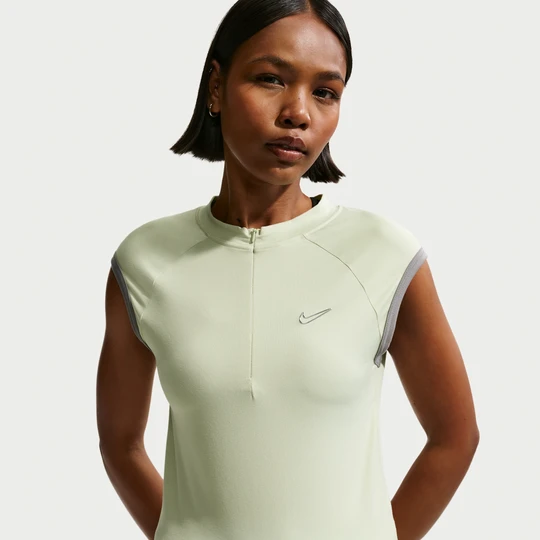 Zdjęcie produktu Damska przylegająca koszulka bez rękawów z zamkiem 1/4 Nike - Zieleń