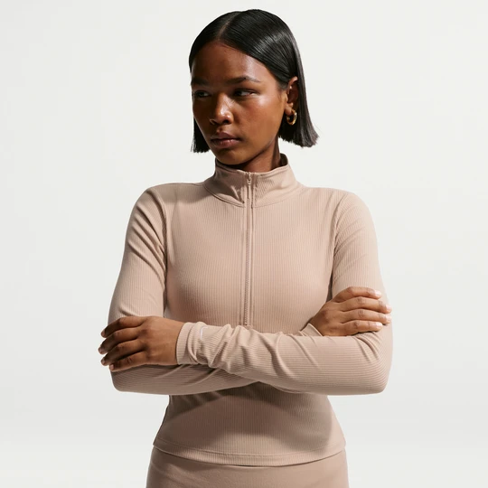 Zdjęcie produktu Damska przylegająca koszulka prążkowana z długim rękawem i zamkiem błyskawicznym 1/4 Nike Chill Knit - Brązowy