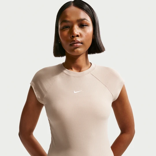 Zdjęcie produktu Damska przylegająca koszulka prążkowana z krótkim rękawem Nike Chill Knit - Brązowy