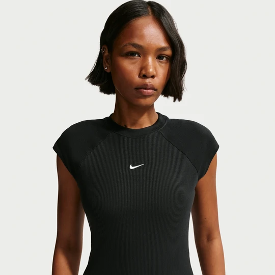 Zdjęcie produktu Damska przylegająca koszulka prążkowana z krótkim rękawem Nike Chill Knit - Czerń