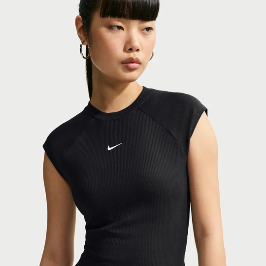 Zdjęcie produktu Damska przylegająca koszulka prążkowana z krótkim rękawem Nike Chill Knit - Czerń