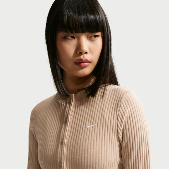 Zdjęcie produktu Damski dopasowany kardigan z materiału z szerokimi prążkami Nike Chill Knit - Brązowy