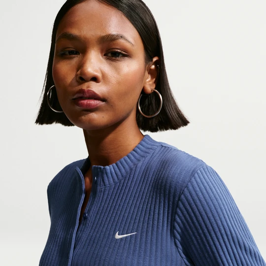 Zdjęcie produktu Damski dopasowany kardigan z materiału z szerokimi prążkami Nike Chill Knit - Niebieski