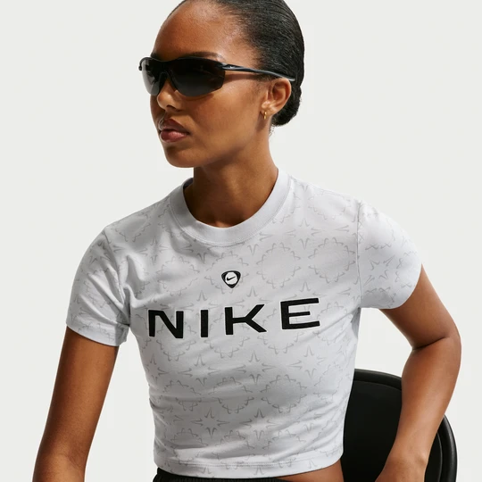 Zdjęcie produktu Damski dopasowany T-shirt o skróconym kroju Nike Chill Knit - Szary