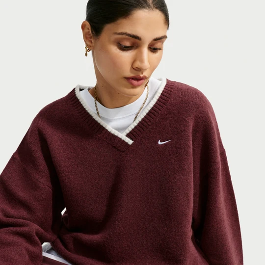 Zdjęcie produktu Damski luźny sweter z dekoltem w kształcie litery V Nike Chill Knit - Fiolet