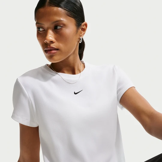 Zdjęcie produktu Damski przylegający T-shirt z prążkowanego materiału z krótkim rękawem Nike - Biel