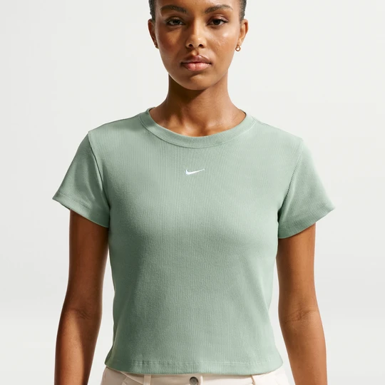 Zdjęcie produktu Damski przylegający T-shirt z prążkowanego materiału z krótkim rękawem Nike - Zieleń