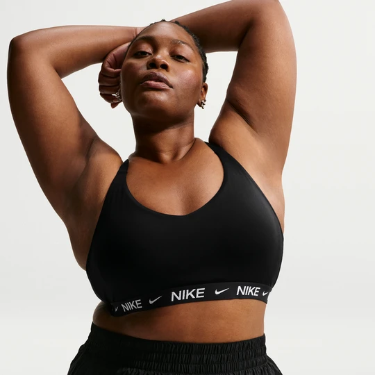 Zdjęcie produktu Damski regulowany stanik sportowy z wkładkami Nike Indy Light Support (duże rozmiary) - Czerń