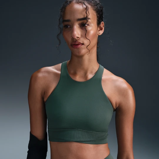 Zdjęcie produktu Damski stanik sportowy z lekką podszewką, wysokim dekoltem i lekkim wsparciem Nike One Twist - Zieleń