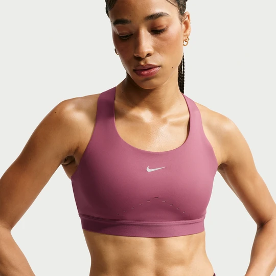 Zdjęcie produktu Damski stanik sportowy z lekką podszewką zapewniający wysokie wsparcie Nike Swift - Czerwony