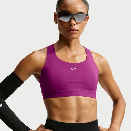 Zdjęcie produktu Damski stanik sportowy z lekką podszewką zapewniający wysokie wsparcie Nike Swift - Czerwony