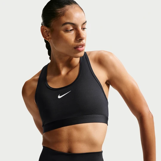Zdjęcie produktu Damski stanik sportowy z miękkimi miseczkami i średnim wsparciem Nike Swoosh - Czerń