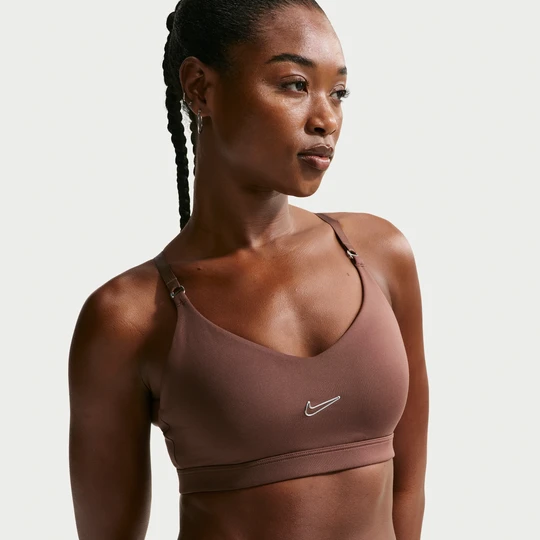 Zdjęcie produktu Damski stanik sportowy z regulacją i wkładkami zapewniający lekkie wsparcie Nike Indy - Brązowy
