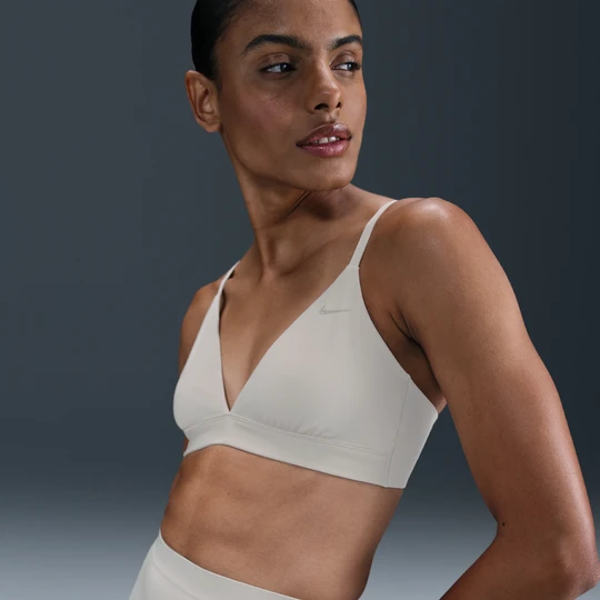 Zdjęcie produktu Damski stanik sportowy z trójkątnymi miękkimi miseczkami zapewniający lekkie wsparcie Nike Form - Brązowy