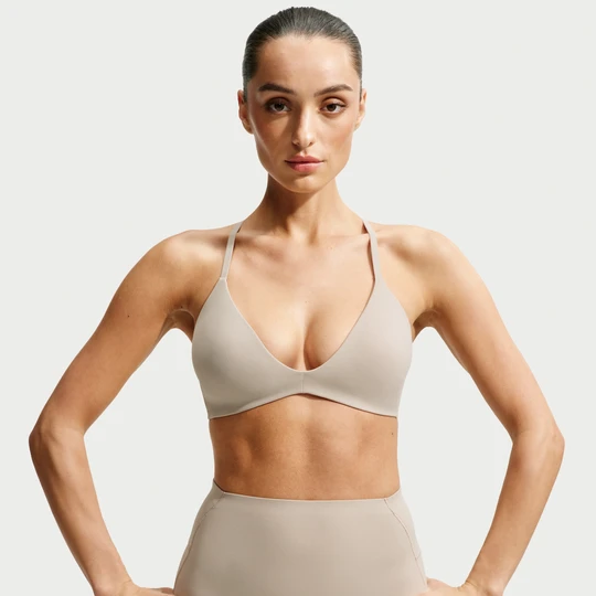 Zdjęcie produktu Damski stanik sportowy z trójkątnymi miseczkami NikeSKIMS Studio Stretch - Biel