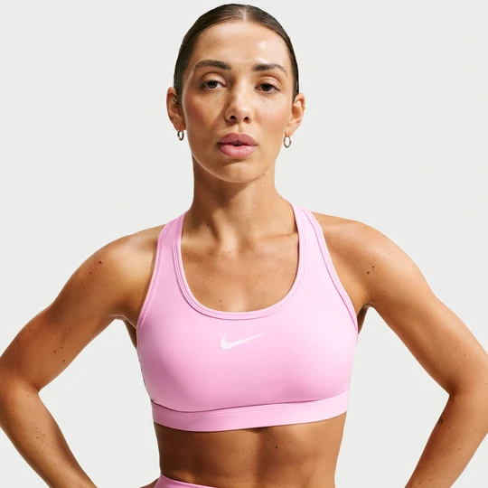 Zdjęcie produktu Damski stanik sportowy z wkładkami i średnim wsparciem Nike Swoosh - Różowy