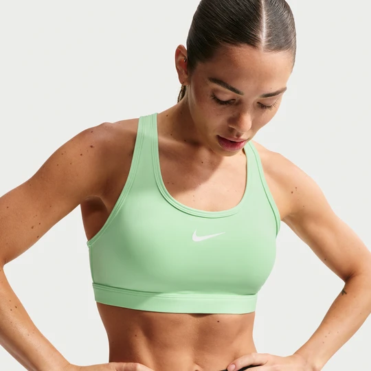 Zdjęcie produktu Damski stanik sportowy z wkładkami i średnim wsparciem Nike Swoosh - Zieleń
