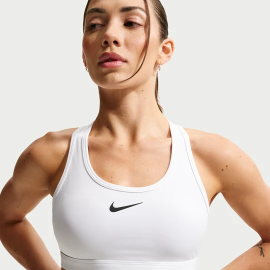 Zdjęcie produktu Damski stanik sportowy z wkładkami i średnim wsparciem Nike Swoosh - Biel
