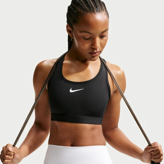 Zdjęcie produktu Damski stanik sportowy z wkładkami i średnim wsparciem Nike Swoosh - Czerń