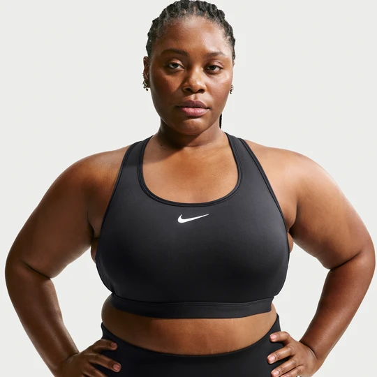 Zdjęcie produktu Damski stanik sportowy z wkładkami zapewniający średnie wsparcie Nike Swoosh (duże rozmiary) - Czerń