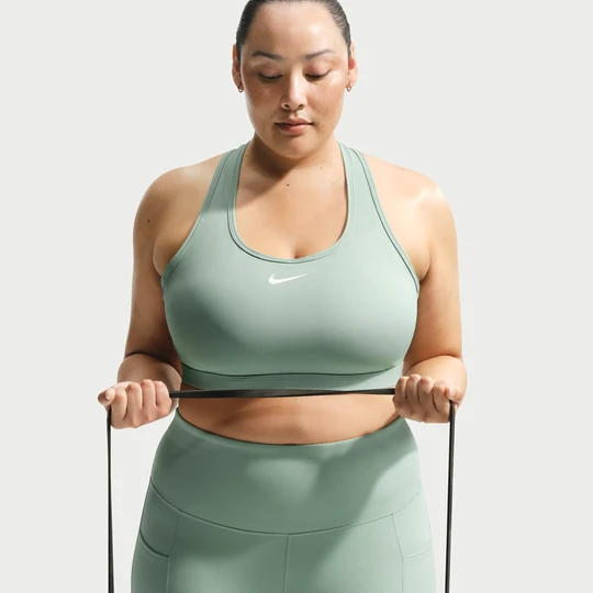 Zdjęcie produktu Damski stanik sportowy z wkładkami zapewniający średnie wsparcie Nike Swoosh (duże rozmiary) - Zieleń