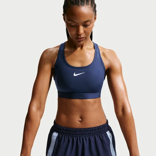 Zdjęcie produktu Damski stanik sportowy z wkładkami i średnim wsparciem Nike Swoosh - Niebieski