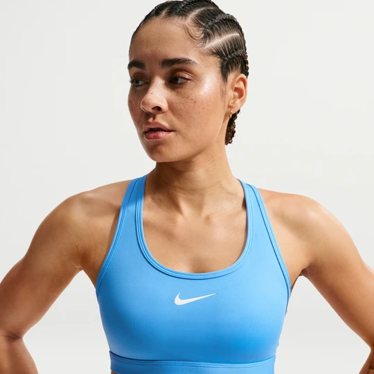 Zdjęcie produktu Damski stanik sportowy z wkładkami i średnim wsparciem Nike Swoosh - Niebieski