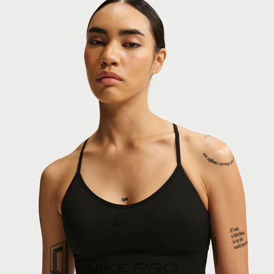 Zdjęcie produktu Damski stanik sportowy z wkładkami zapewniający lekkie wsparcie Nike Pro Seamless - Czerń