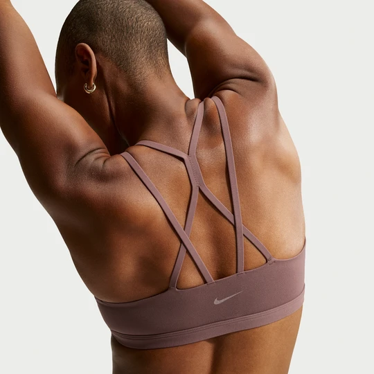 Zdjęcie produktu Damski stanik sportowy z wkładkami zapewniający lekkie wsparcie Nike Zenvy Strappy - Fiolet