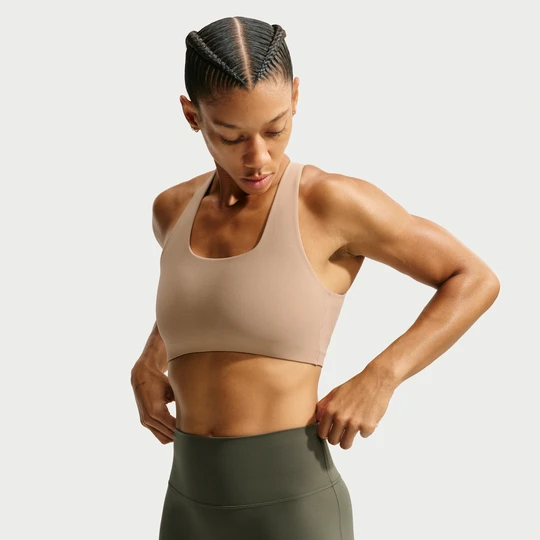Zdjęcie produktu Damski stanik sportowy zapewniający lekkie wsparcie Nike Zenvy - Brązowy