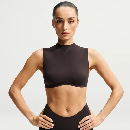 Zdjęcie produktu Damski stanik sportowy z lekkim wsparciem i półgolfem NikeSKIMS Studio Stretch - Brązowy
