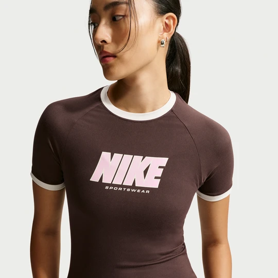 Zdjęcie produktu Damski T-shirt o dopasowanym kroju Nike - Brązowy