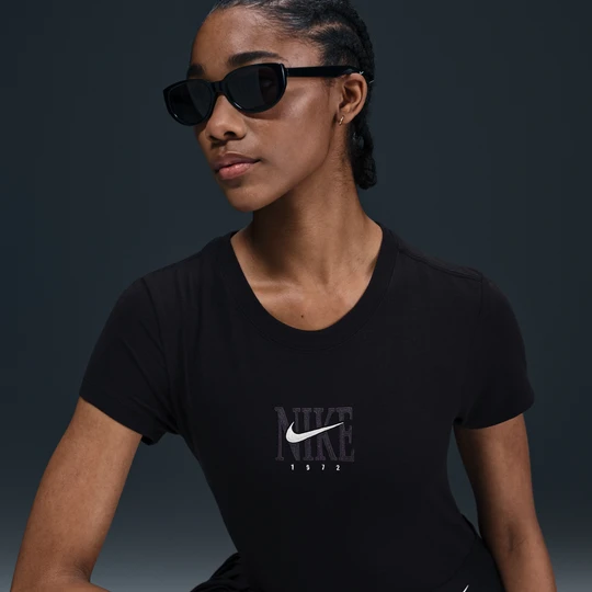 Zdjęcie produktu Damski T-shirt o dopasowanym kroju z krótkim rękawem i nadrukiem Nike - Czerń