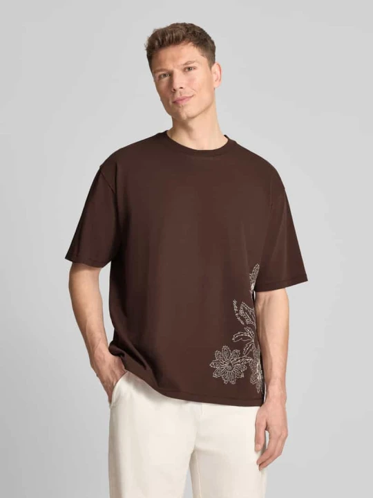 Zdjęcie produktu damski t-shirt o kroju loose fit z haftami Scotch & Soda Czekoladowy