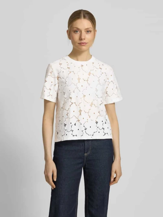 Zdjęcie produktu damski t-shirt o kroju regular fit z koronki model 'SALLIE' Vero Moda Złamany biały
