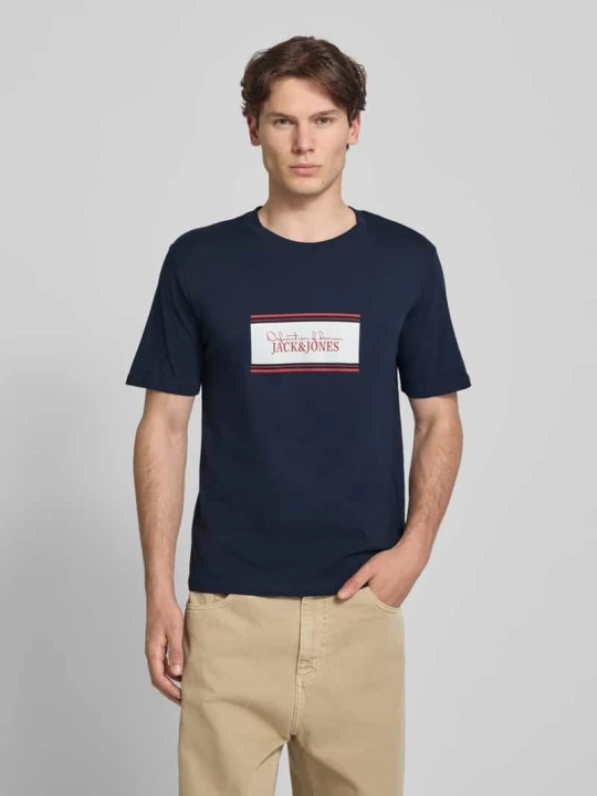 Zdjęcie produktu damski t-shirt o kroju regular fit z nadruk z logo model 'Buster' Jack&Jones Ciemnoniebieski