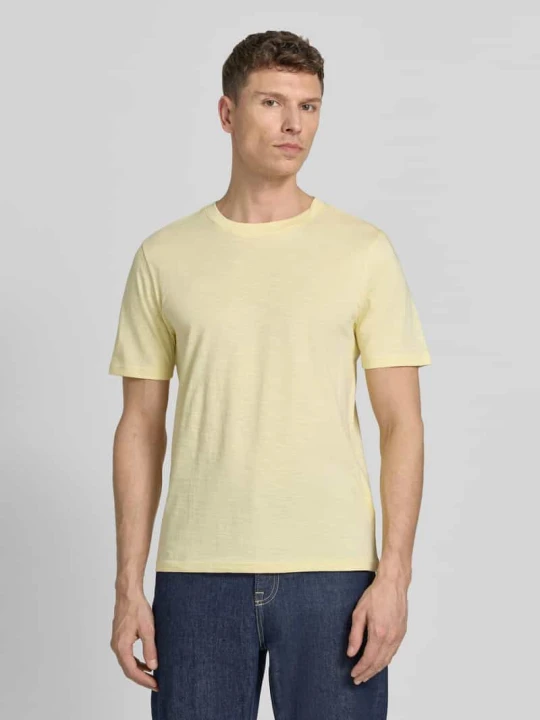 Zdjęcie produktu damski t-shirt o kroju regular fit z okrągłym dekoltem MCNEAL Jasnożółty