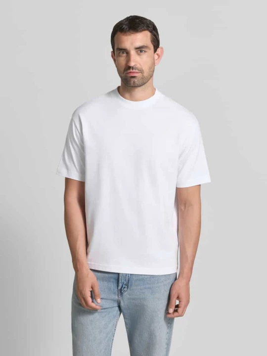 Zdjęcie produktu damski t-shirt o kroju regular fit z okrągłym dekoltem MCNEAL Biały