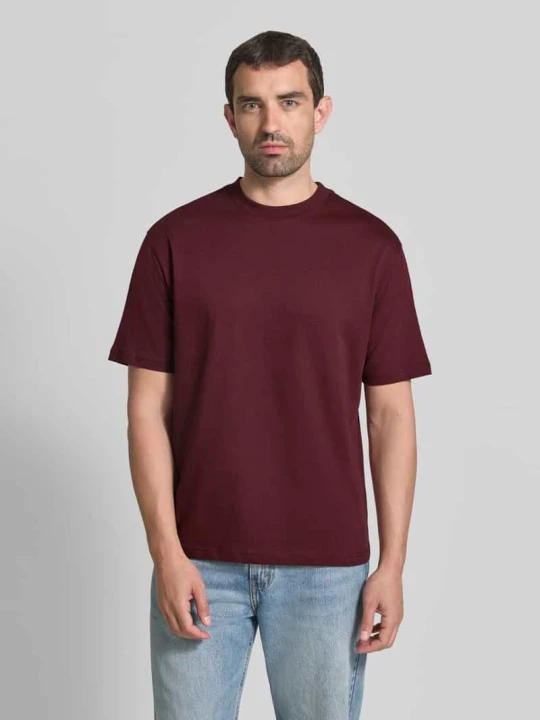 Zdjęcie produktu damski t-shirt o kroju regular fit z okrągłym dekoltem MCNEAL Ciemnoczerwony