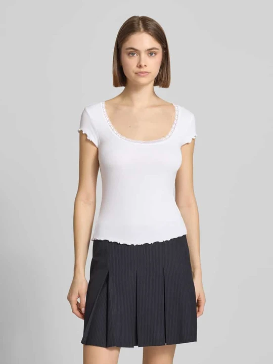 Zdjęcie produktu damski t-shirt o kroju slim fit z mieszanka wiskozy z obszycie koronką REVIEW Biały