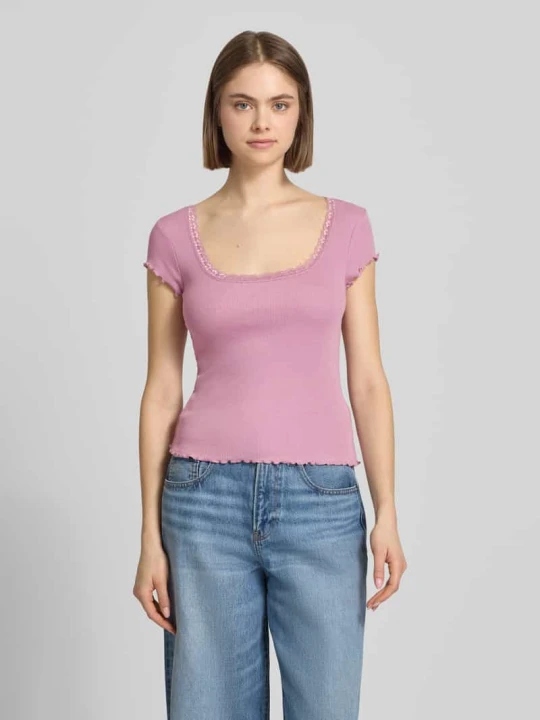 Zdjęcie produktu damski t-shirt o kroju slim fit z mieszanka wiskozy z obszycie koronką REVIEW