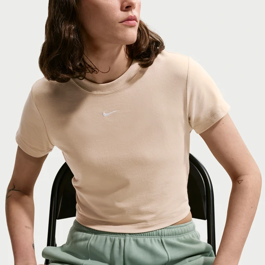 Zdjęcie produktu Damski T-shirt o krótkim kroju Nike Chill Knit - Brązowy