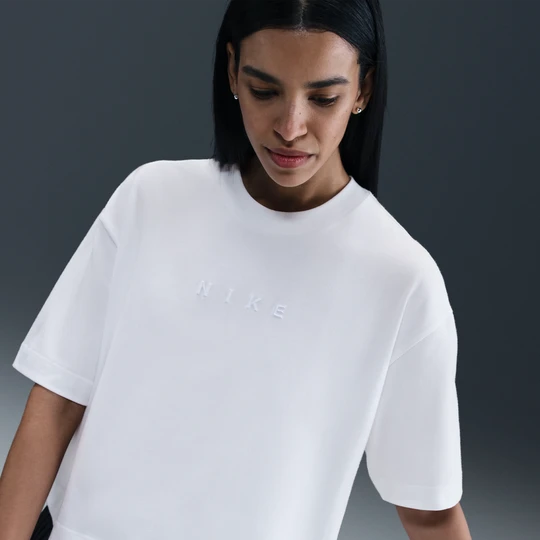 Zdjęcie produktu Damski T-shirt o luźnym kroju z krótkim rękawem Nike - Biel