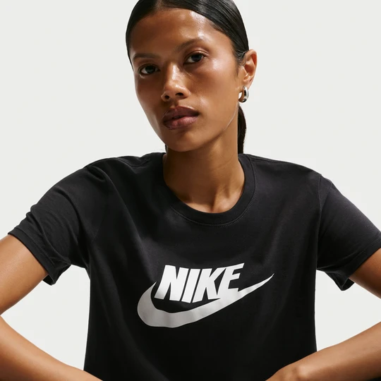 Zdjęcie produktu Damski T-shirt z logo Nike Essentials - Czerń