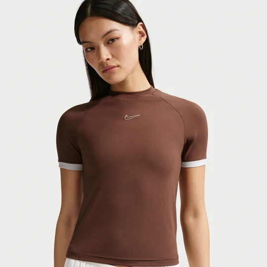 Zdjęcie produktu Damski top o dopasowanym kroju z krótkim rękawem Nike - Brązowy