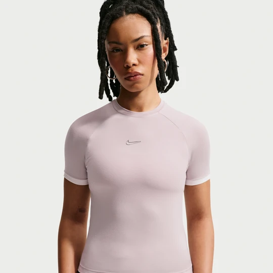 Zdjęcie produktu Damski top o dopasowanym kroju z krótkim rękawem Nike - Fiolet